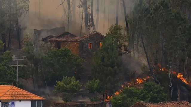 Casa en medio de un incendio