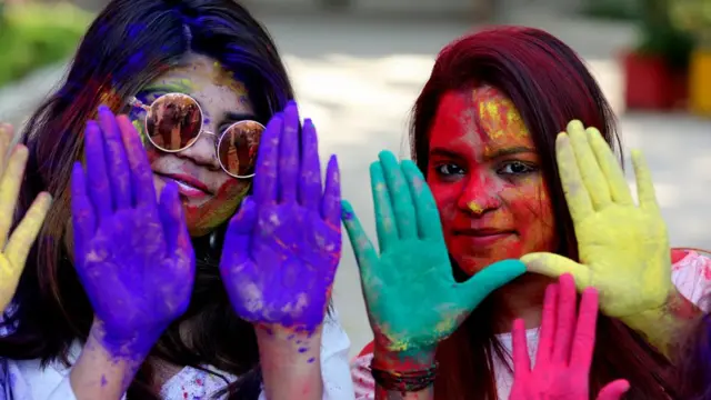Celebración de la llegada de la primavera en India