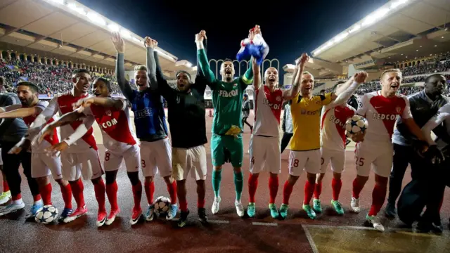 لاعبو موناكو يحتفلون مع مشجعيهم بالتأهل