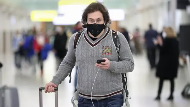 Пассажиры, приезжающие из Великобританию в Россию, должны пройти карантин