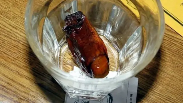 የሶርቶ ኮክቴል ጣት የተቀመጠበት ብርጭቆ