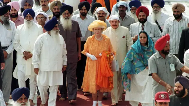 ملکه الیزابت در سال ۱۹۹۷ برای نخستین بار از محل این کشتار بازدید کرد