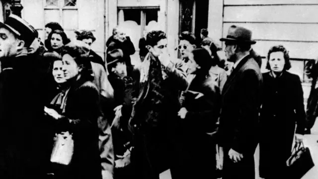 جمعی از بازداشت‌شدگان یهودی در فرانسه در استادیوم دوچرخه‌سواری پاریس و قبل از فرستاده شدن به آشویتس