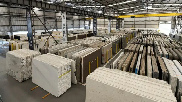 Galpão com chapas de rochas