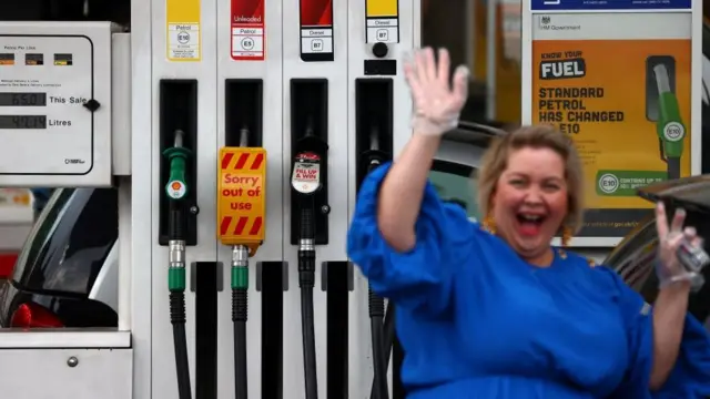 Женщина на заправке