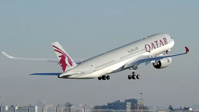 د قطر هوايي چلند اړوندې ۱۹۴ الوتکې شپږو لویو وچو تر ۱۵۰ ډېرو ځایونو ته سفرونه کوي.