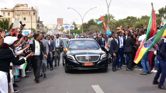 ንቀዳማይ ሚኒስተር ኢትዮጵያ ኣብይ ኣሕመድ ዘሳፈረት መኪና ኣብ ጎደና ሰማእታት ኣስመራ 08/07/2018