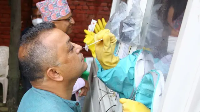 कोरोना भाइरसको पीसीआर परिक्षणका लागि स्वाब दिदै कांग्रेस नेता गगन थापा