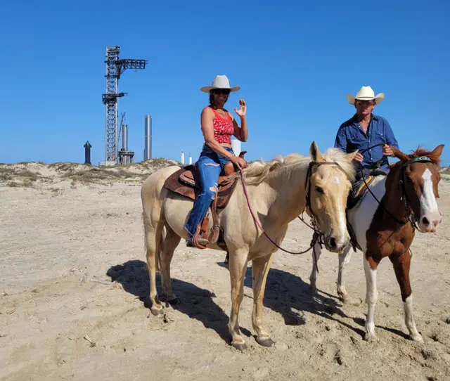 Gene Gore commelhores sites apostamulher e cavalos na praiamelhores sites apostaBoca Chica, à frente da plataformamelhores sites apostalançamento da SpaceX