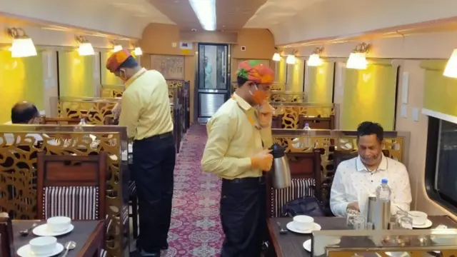 ઉજ્જૈનના સાધુ સંતોનું કહેવું હતું કે ભગવા વસ્ત્રોને વેઇટરનો ડ્રેસ કોડ બનાવવો એ સંતોનું અપમાન છે