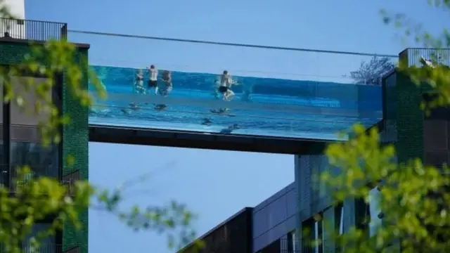 Kidimbwi cha kuogelea kilichopo angani