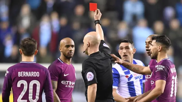 Fabian Delph ahabwa ikarata itukura