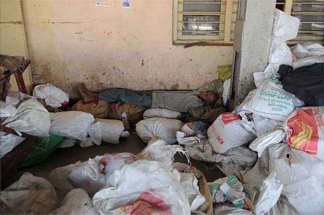 పోస్టాఫీసు సిబ్బంది సమ్మెతో పోగుపడ్డ తపాలా మూటలు