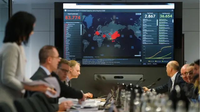 Personas observan el recuento de casos de covid-19