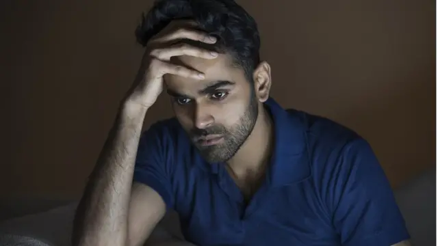 मानसिक आरोग्यः घरातील व्यक्तीला 'मानसिक आजार' झाला आहे हे कसं ओळखाल? त्याला कसा आधार द्याल?