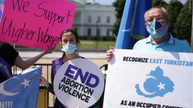 스탠튼 공공정책센터와 퍼플 새시 혁명은 2021년 5월 27일 위구르 여성을 지지하고 바이든 행정부가 2022년 베이징 올림픽을 보이콧할 것을 요구하는 시위를 벌였다.