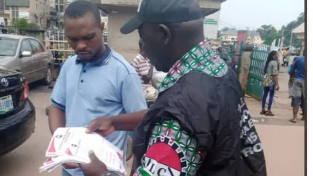 Awọn osisẹ n pin iwe iwọde