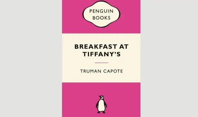 Postoje ogromne razlike između knjige i filma, iako scenario za film u prvi plan ističe penušavo brbljanje