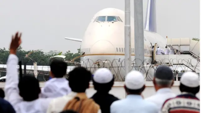 హజ్ యాత్రికుల విమానానికి వీడ్కోలు చెప్తున్న బంధువులు
