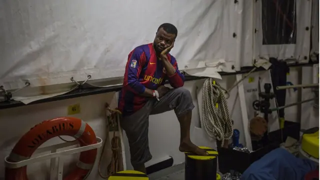 Un hombre a bordo de un buque de rescate de Médicos Sin Fronteras