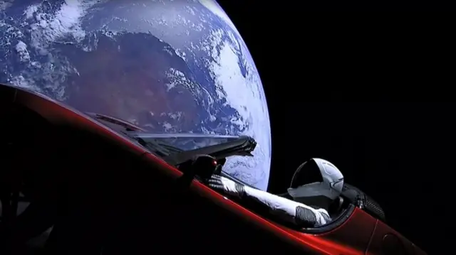 Carro Tesla no espaço