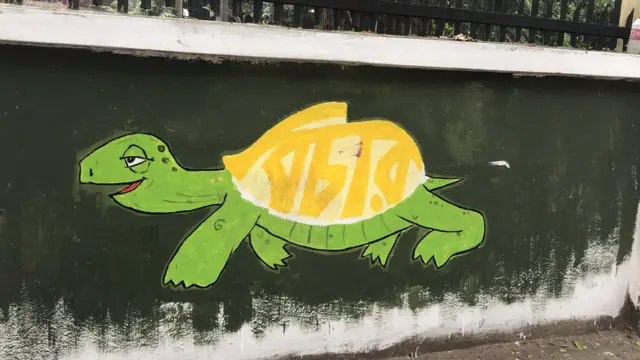 বিচার ব্যবস্থার ধীর গতিকে ব্যঙ্গ করে গ্রাফিতি