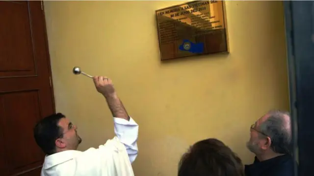 El padre Toño en la misa por el tercer aniversario del atentado de Mejicanos