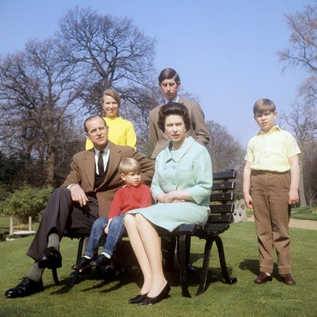 A família real nos jardins da Frogmore House, em Windsor, Berkshire. Da esquerda para a direita: duque de Edimburgo, princesa Anne, príncipe Edward, rainha Elizabeth 2ª, príncipe Charles (atrás da rainha) e príncipe Andrew
