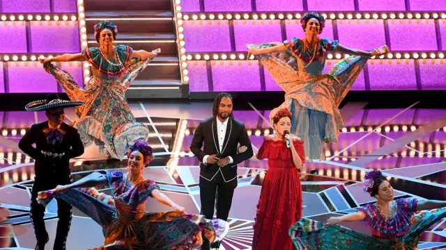 Presentación de Natalia Lafourcade y Miguel.