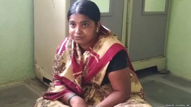 अंबिका या गावातच एक महिला बचत गट चालवतात.