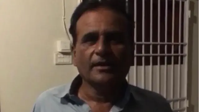 محمد اشرف اور محمد افضل کے والد رحیم منگریو کا کہنا ہے کہ ‘ایم این اے وقت پر تنخواہ بھی نہیں دیتا تھا کبھی کہتا تھا کہ دی ہوگی بھول گیا ہوں‘