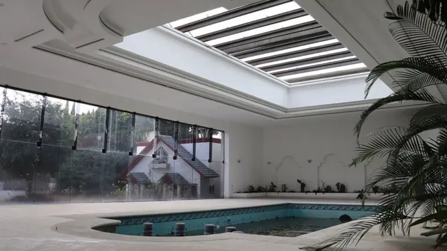 Evin içinde yüzme havuzu var.