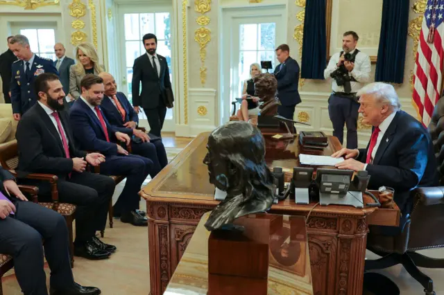  دونالد ترامپ، رئیس جمهوری امریکا، دردفتر بیضی کاخ سفید با احمد شرع، رئیس جمهوری سوریه، و شماری ازمقامات دو کشور