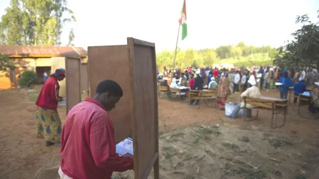 Umudamu ariko aratora mu matora yo mu Burundi mu 2015