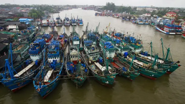 ชาวประมงในจ.ปัตตานี เตรียมความพร้อมด้วยการนำเรือเทียบท่า ก่อนที่พายุปาบึกจะซัดเข้าฝั่งในวันพรุ่งนี้