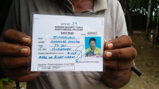 বিএসএফের দেওয়া 'গেট পাস' কার্ড দেখাচ্ছেন আহাম্মদ হোসেন
