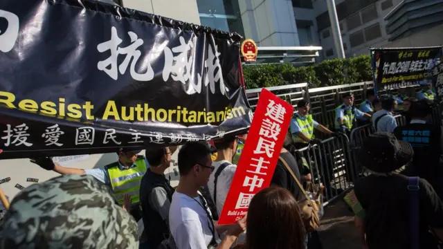 游行队伍走到中联办门前。