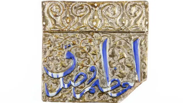 کهن‌ترین اثر در نمایشگاه یک سرامیک ایرانی از حدود سال ۱۳۰۰ میلادی است