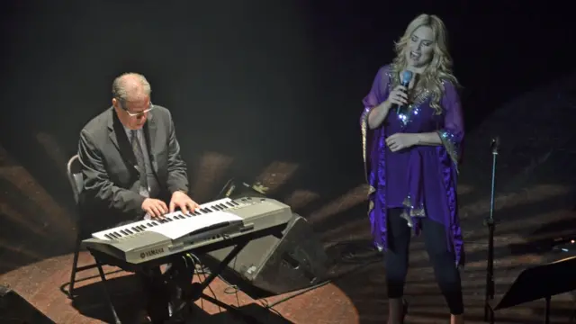 Un hombre y una mujer sobre un escenario en Managua.