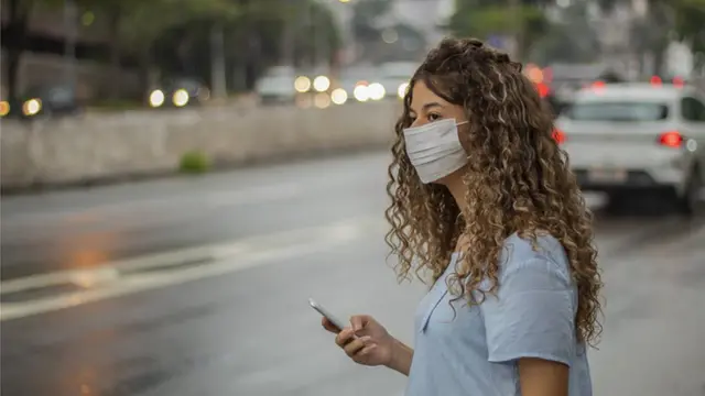 Mulher usando máscaracomo fazer aposta loteria pela internetruacomo fazer aposta loteria pela internetSão Paulo