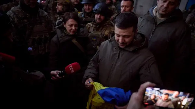 Imbere y'uko afata urugendo aja muri Amerika, Zelensky yagendeye igisagara ca Bakhmut ku wa kabiri, igisagara kiberamwo urugamba rukomeye. Abasirikare bamuhaye ibendera ry'igihugu, bamusaba ko yoribahera Perezida Biden