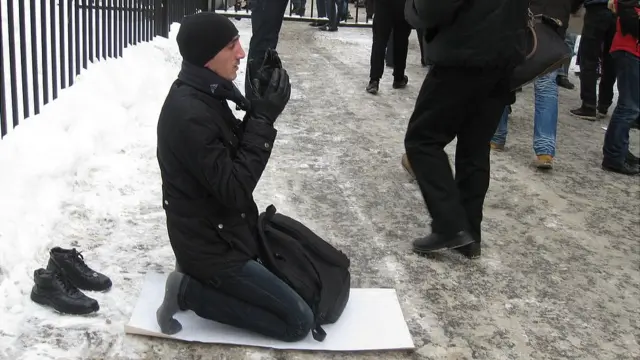 Доғистонлик йигит намоз ўқимоқда