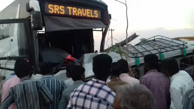 తుపాన్ వాహనం, బస్సు ఢీ