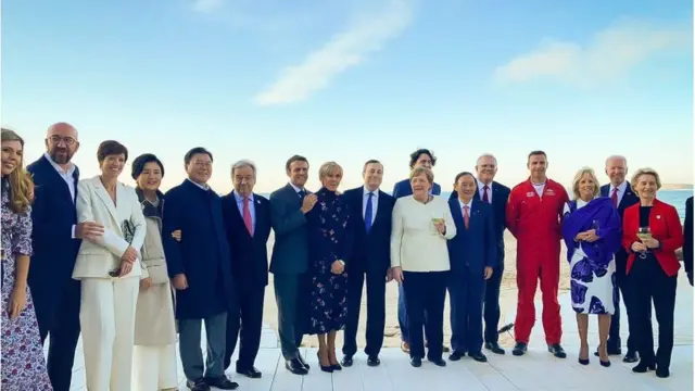 G7 정상회의 참석차 영국을 방문중인 문재인 대통령이 12일(현지시간) 영국 콘월 카비스베이에서 참가국 정상 내외들과 영국 특수비행팀 '레드 애로우'의 G7 정상회의 축하 비행을 관람한 뒤 기념촬영을 있다