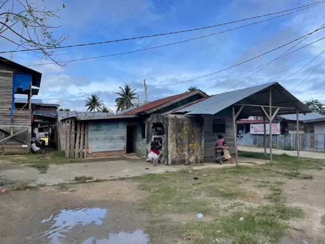 Salah-satu sudut reruntuhan bangunan stasiun kereta api Idi, Aceh.