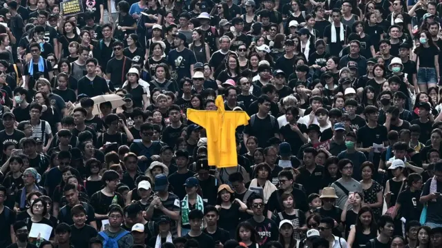 香港示威者举着黄色雨衣游行（16/6/2019）