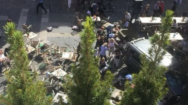 تصاویر منتشر شده از صحنه واقعه خودرو طوسی رنگ ون را در میان میزهای واژگون شده نشان می‌دهد