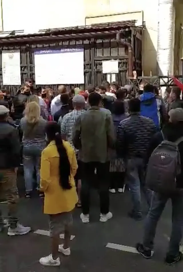 Ўзбекистоннинг Москвадаги элчихонаси ёнида ўнлаб ўзбекистонликлар тўпланиши давом этаяпти.