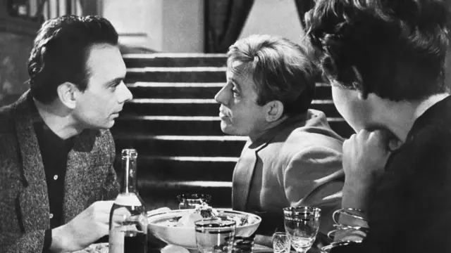 Кадр из фильма Михаила Ромма "Девять дней одного года". Слева направо: Алексей Баталов (Дмитрий Гусев), Иннокентий Смоктуновский (Илья Куликов) и Татьяна Лаврова (Леля). 1962 г.