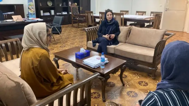 حسنا جلیل گفته که این دختر را در دفترش استخدام کرده است